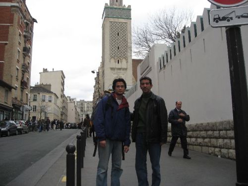 Di hadapan Masjid Paris